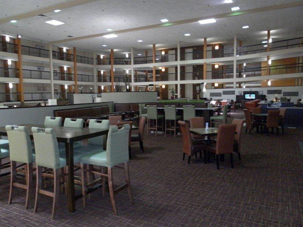 Clarion & Conference Center Airport Hotel 3*