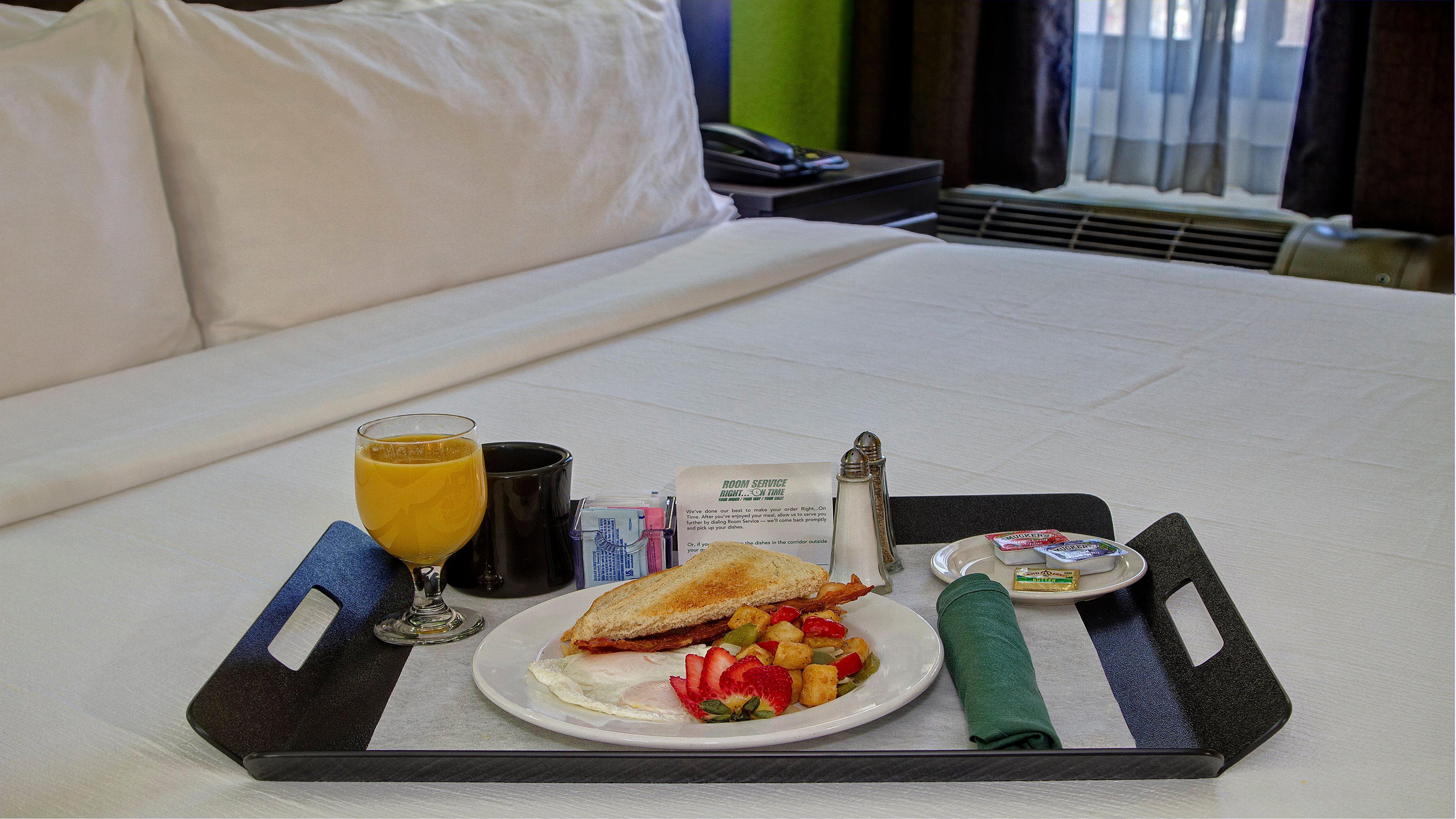 Clarion & Conference Center Airport 3*