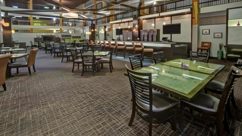 Clarion & Conference Center Airport 3*