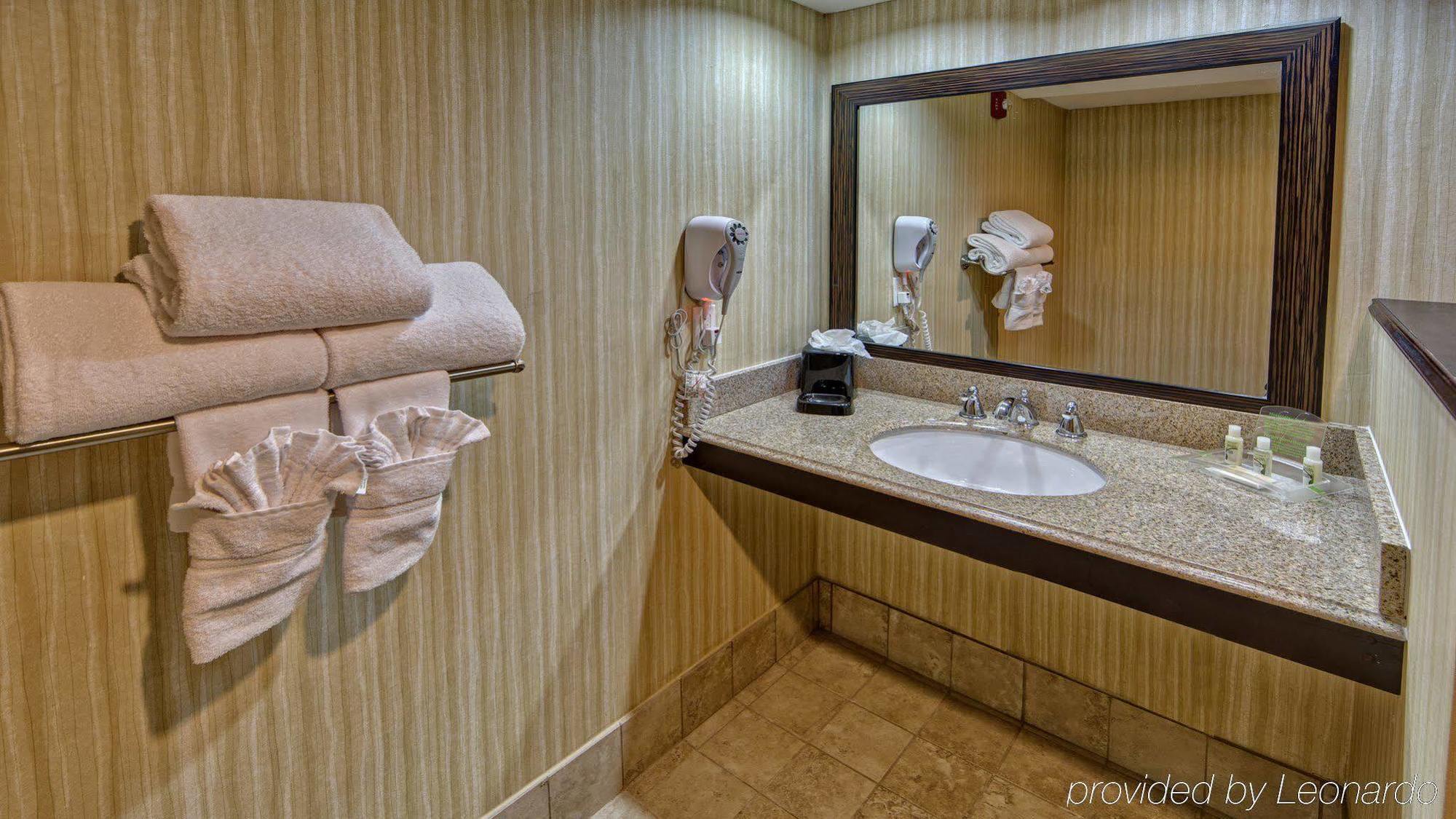 Clarion & Conference Center Airport 3*