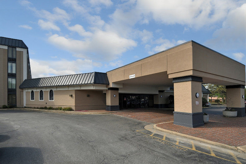 Clarion & Conference Center Airport Hotel