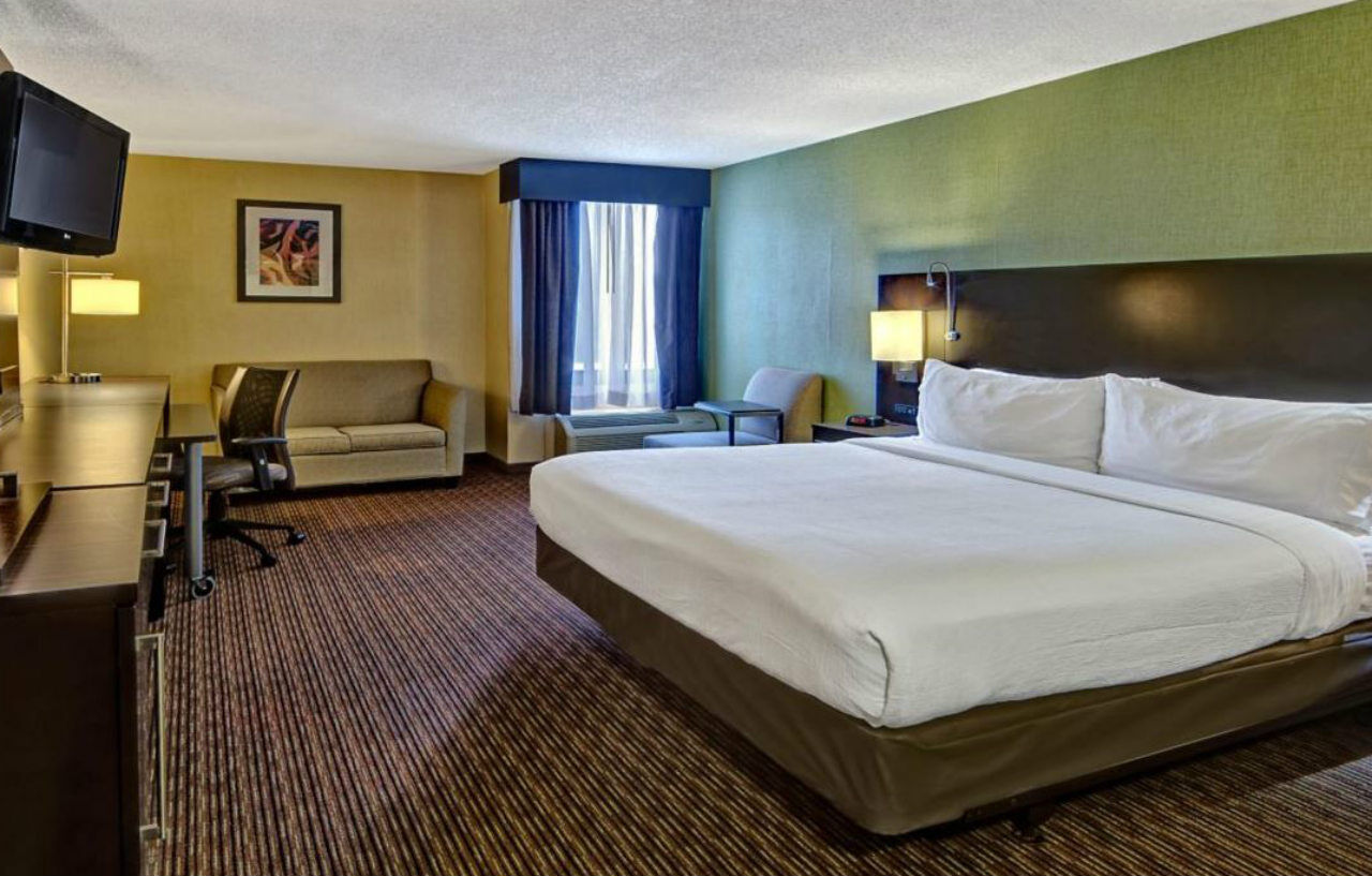 Clarion & Conference Center Airport Hotel