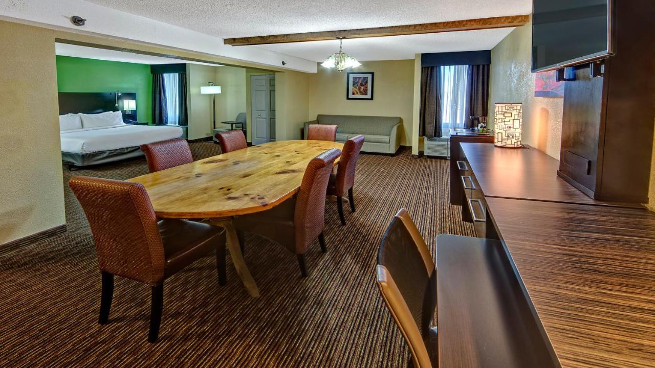 Clarion & Conference Center Airport 3*
